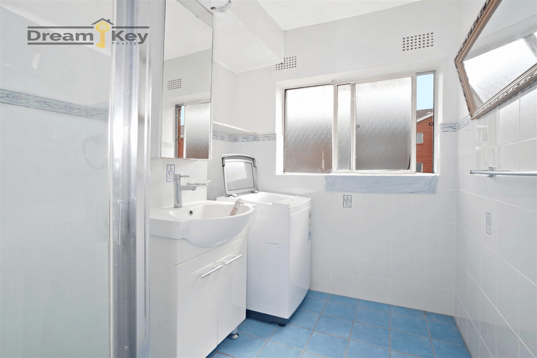 Three Bed Room Unit For Rent in Prime Location Of East Lakes, NSW 2018